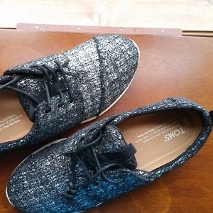 Tom's black and white shoes